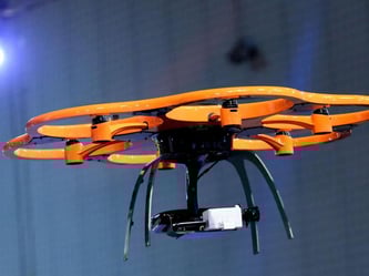 Eine Drohne schaut sich das Messegelände der CeBIT in Hannover von oben an. Foto: Peter Steffen