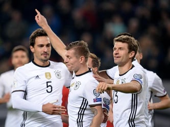 Toni Kroos (M) ist der jubelt nach seinem Treffer zum 2:0. Foto: Daniel Reinhardt