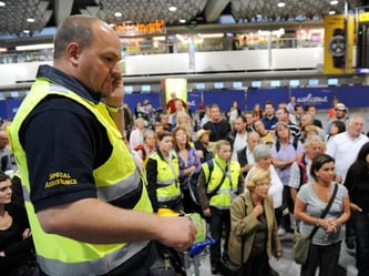 Im Urlaub kann es wegen Unruhen oder Naturkatastrophen zu Chaos kommen - dann helfen die Reiseveranstalter ihren Kunden mit speziellen Notfallteams vor Ort. Foto: Arne Dedert