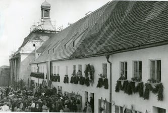 Foto von der Einweihung der Häuser zum Wiedereinzug in die Fuggerei 1947 (Foto: obs / Fürstlich & Gräflich Fuggersche Stiftungs-Administration / Sammlung Häußler)
