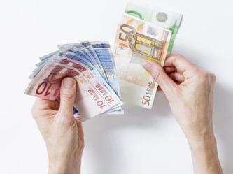 Bei Finanzprodukten wie CFDs können Anleger auch mit wenig Kapitaleinsatz hohe Gewinne erzielen. Doch das Risiko ist hoch: Im schlimmsten Fall müssen sie Geld nachschießen. Foto: Monique Wüstenhagen