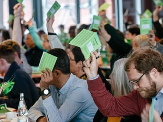 Delegierte stimmen in Lübeck auf dem Landesparteitag der Grünen Schleswig-Holsteins über einen Antrag ab. Foto: Markus Scholz