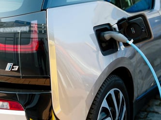 Ein BMW i3 an der Stromtankstelle: Die elektronische Sicherheitslücke bei den Modellen i3 und i8 ist geschlossen. Foto: Patrick Pleul/Archiv