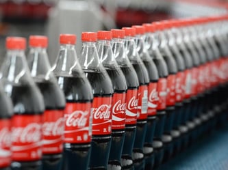 Coca-Cola beispielsweise will seinen Ausstoß an Treibhausgasen bis 2020 im Kerngeschäft um die Hälfte seit 2007 senken. Foto: Jens Kalaene/Archivbild