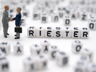 Vom einen in den anderen Vertag? Für Riester-Kunden ist das nicht immer so einfach möglich. Wechselwillige sollten sich darauf einstellen, Hürden zu nehmen. Foto: Andrea Warnecke