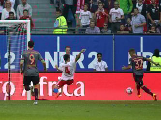 oshua Kimmich (r.) schoss den FC Bayern zum Auswärtssieg beim HSV. Foto: Christian Charisius