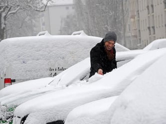 Im Winter fahren viele mit dicker Jacke Auto. Der ADAC rät davon ab. Foto: Uwe Zucchi
