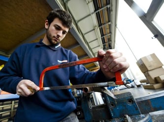 Der junge Spanier Jon Serrano beim Praktikum: Die Arbeitgeber wollen sämtliche Praktika vom Mindestlohn ausnehmen. Foto: Nicolas Armer/Archiv