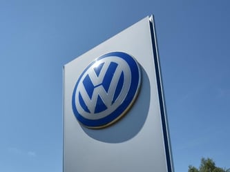 Ein deutliches Juni-Minus zieht Europas größten Autobauer auf Talfahrt. Foto: Uwe Zucchi/Archiv