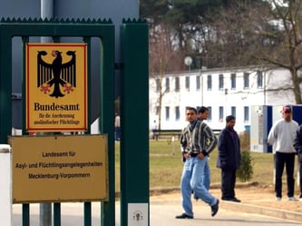 Landesamt für Asyl- und Flüchtlingsangelegenheiten in Mecklenburg-Vorpommern: Der Bund stockt das Personal für die Bearbeitung von Asylanträgen massiv auf. Foto: Jens Büttner/Archiv