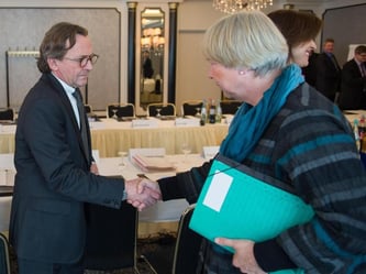 Bahn-Personalvorstand Ulrich Weber und Regina Rusch-Ziemba von der EVG: Die Tarifverhandlungen verlaufen offenbar konstruktiver als die mit der GDL. Foto: Lukas Schulze