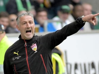 Stuttgarts Trainer Jürgen Kramny gestikuliert an der Seitenlinie. Foto: Peter Steffen