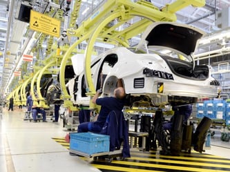 Fertigung im Mercedes-Benz-Werk in Sindelfingen: Der deutsche Konjunkturmotor ist zum Jahresauftakt etwas ins Stottern geraten. Foto: Bernd Weißbrod/Archiv