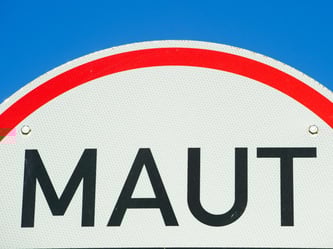 In einigen europäischen Ländern gilt auf Autobahnen und Schnellstraßen die Maut. Daher ist die Anschaffung einer Vignette Pflicht, sonst drohen hohe Strafen. Foto: Stefan Sauer