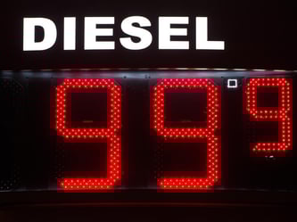 Diesel ist zeitweise wieder für weniger als einen Euro zu haben. Foto: Daniel Reinhardt/Archiv