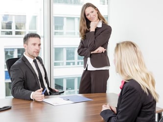 Ist der Job nicht eine Nummer zu groß für Sie? Mit so einer Frage wollen Personaler Bewerber unter Druck setzen. Nun gilt es, ruhig zu bleiben und souverän die eigenen Stärken aufzuzählen. Foto: Monique Wüstenhagen