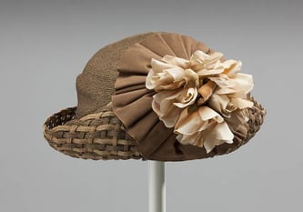 Anonym, Damenhut aus dem Firmenarchiv des Putz- und Hutgeschäfts Heinrich Rothschild, Stroh mit Stoffblüten aus Seide und Samt, 1910 (Foto: Münchner Stadtmuseum)