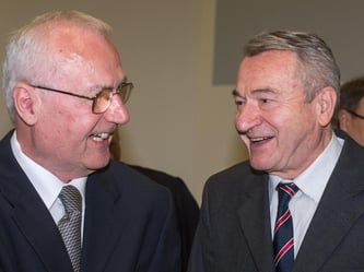 Zdravko Mustac (r) und Josip Perkovic stehen in München vor dem Oberlandesgericht. Foto: Peter Kneffel/Archiv
