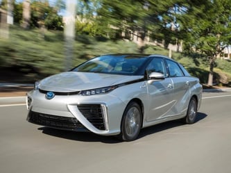 Hier fährt die «Zukunft»: Toyota schickt den Mirai mit Brennstoffzelle auf die Straße. Foto: Toyota