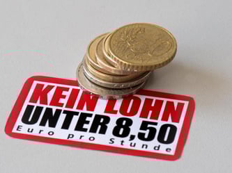 8,50 Euro - der Mindestlohn hat laut Experten vieler Befürchtungen zum Trotz nicht dem deutschen Arbeitsmarkt geschadet. Foto: Arno Burgi/Symbolbild/Archiv
