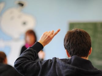 Vor allem ältere Menschen wünschen sich höflichere Umgangsformen. Foto: Julian Stratenschulte