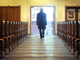 Ein Mann verlässt eine katholische Kirche in Bremen. Foto: Ingo Wagner/Illustration