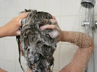 Schaumfestiger sollte nach dem Duschen am besten ins feuchte Haar einmassiert werden. Foto: Patrick Pleul (Archiv)