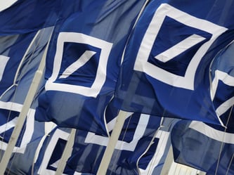 Fahnen mit dem Logo des Finanzinstituts am Rande einer Hauptversammlung der Deutschen Bank in Frankfurt. Foto: Arne Dedert