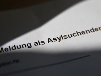 Meldebescheinigung für Asylsuchende. Die Asylbewerberzahlen steigen weiter. Nach den syrischen Bürgerkriegsflüchtlingen sind die zweitgrößte Gruppe inzwischen die Kosovo-Albaner. Foto: Daniel Karmann