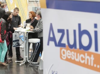 Es gibt Arbeit: Besucher der Azubi- und Studientage informieren sich auf der Leipziger Messe. Foto: Sebastian Willnow/Archiv
