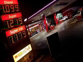 Gegen 18.00 Uhr sind die Spritpreise meist auf dem Tiefstand. Im Tagesverlauf können Autofahrer dann bis zu 15 Cent je Liter sparen. Foto: Christoph Schmidt