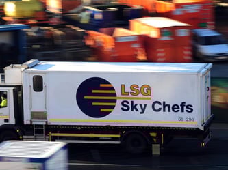 Ein Fahrzeug der Lufthansa-Tochter LGS Sky Chefs. Foto: Daniel Reinhardt/Archiv
