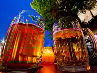 Deutsche trinken wieder etwas mehr Bier. Foto: Daniel Karmann/Illustration