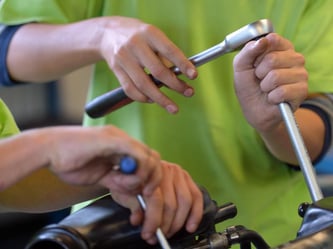 Schüler schrauben an einem Verbrennungsmotor. Foto: Ralf Hirschberger/Archiv