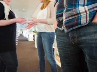 Damit sich ein Mitarbeiter im Team nicht isoliert, sollte der Chef mit dem Betroffenen sprechen. Foto: Andrea Warnecke