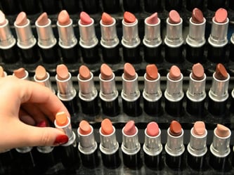 Wer im kommenden Jahr vor dieser Auswahl stünde, würde vielleicht die Trendfarbe Weinrot wählen. Foto: Arne Dedert