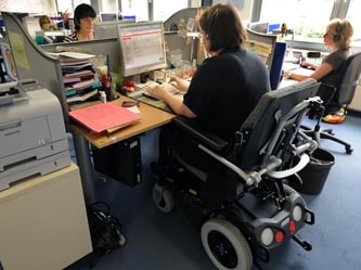 Schwerbehinderte Menschen haben es bei der Arbeitssuche schwerer. Dies geht aus einer BA-Analyse hervor. Foto: Waltraud Grubitzsch/Symbolbild