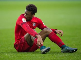 Der FC Bayern München kann noch verlieren: Kingsley Coman sitzt enttäuscht nach Abpfiff auf dem Rasen. Foto: Guido Kirchner