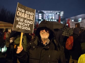 Demonstration gegen den «Pegida»-Ableger «Bärgida» (Berliner Patrioten gegen Islamisierung des Abendlandes) in Berlin. Foto: Bernd von Jutrczenka