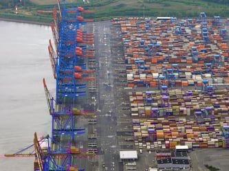 Containerumschlag im Hamburger Hafen. Foto: Christian Charisius