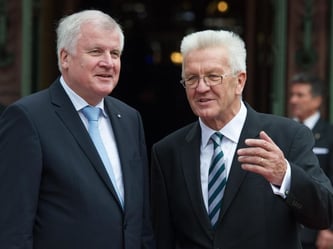 Lob von ungewohnter Adresse: CSU-Chef Horst Seehofer sagte über seinen Grünen-Amtskollegen aus Baden-Württemberg: «Man muss neidlos anerkennen, dass Ministerpräsident Kretschmann sein Handwerk versteht». Foto: Uwe Anspach/Archiv