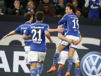 Der Schalker Leroy Sané nutzt die Schwächen der Gladbacher Abwehr und leitet das Eigentor der Gäste ein. Foto: Roland Weihrauch