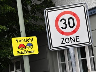 An Schulen, Kitas und Seniorenheimen soll künftig häufiger Tempo 30 gelten. Foto: Jens Kalaene/Symbolbild