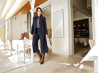 Der maritime Stil lässt sich nicht nur sportlich, sondern auch elegant umsetzen, wie hier bei Wenz (Blazer 129 Euro, Culotte ca. 80 Euro, Ringelpullover ca. 50 Euro). Foto: Wenz