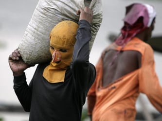 Arbeiter in Pasig City, östlich der philippinischen Hauptstadt Manila: east of Manila, Die Schwellen- und Entwicklungsländer, bisher Motor der Weltkonjunktur, lahmen. Foto: Francis R. Malasig