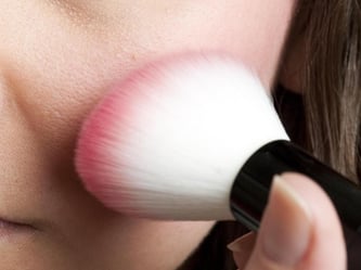 Wer ein rundliches Gesicht schmaler schminken möchte, trägt am besten unterhalb der Wangenknochen ein Bronzer auf. Er muss etwas dunkler als die Foundation sein. Foto: Andrea Warnecke