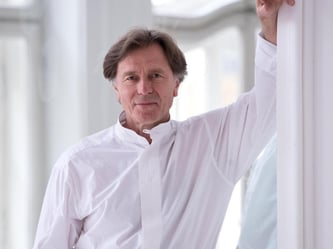 Ivan Liska steht in einem Proberaum des Balletts (Foto: Sven Hoppe / Archiv)