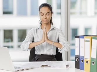 Im Büro kurz innehalten und den Körper spüren: Das hilft gegen Dauerstress im Job. Foto: Monique Wüstenhagen
