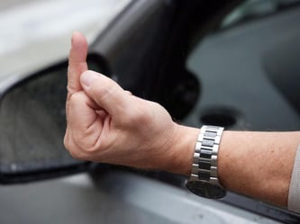 Zwei von drei deutschen Autofahrern haben laut einer aktuellen Studie im Straßenverkehr andere mit Gesten und Worten beleidigt. Foto: Bodo Marks