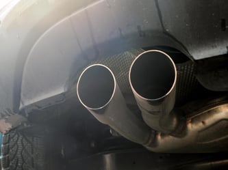 Für dieselbetriebene Autos könnte die Einfahrt in größere Städte Deutschlands in Zukunft schwierig werden. Berlin, München, Bremen und Stuttgart überlegen, Diesel-Fahrzeuge per Aufkleber aus der Stadt zu verbannen. Foto: Hendrik Schmidt/Archiv